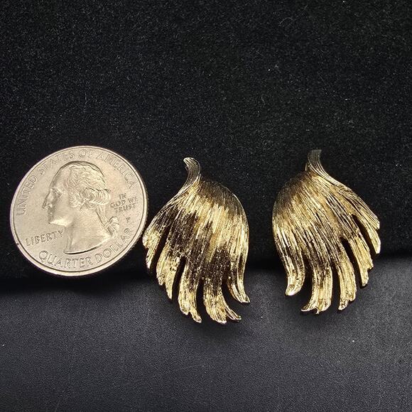 Monet Gold Tone Feather Wing Clip On Earrings Vintage Jewelry - Picture 2 of 5